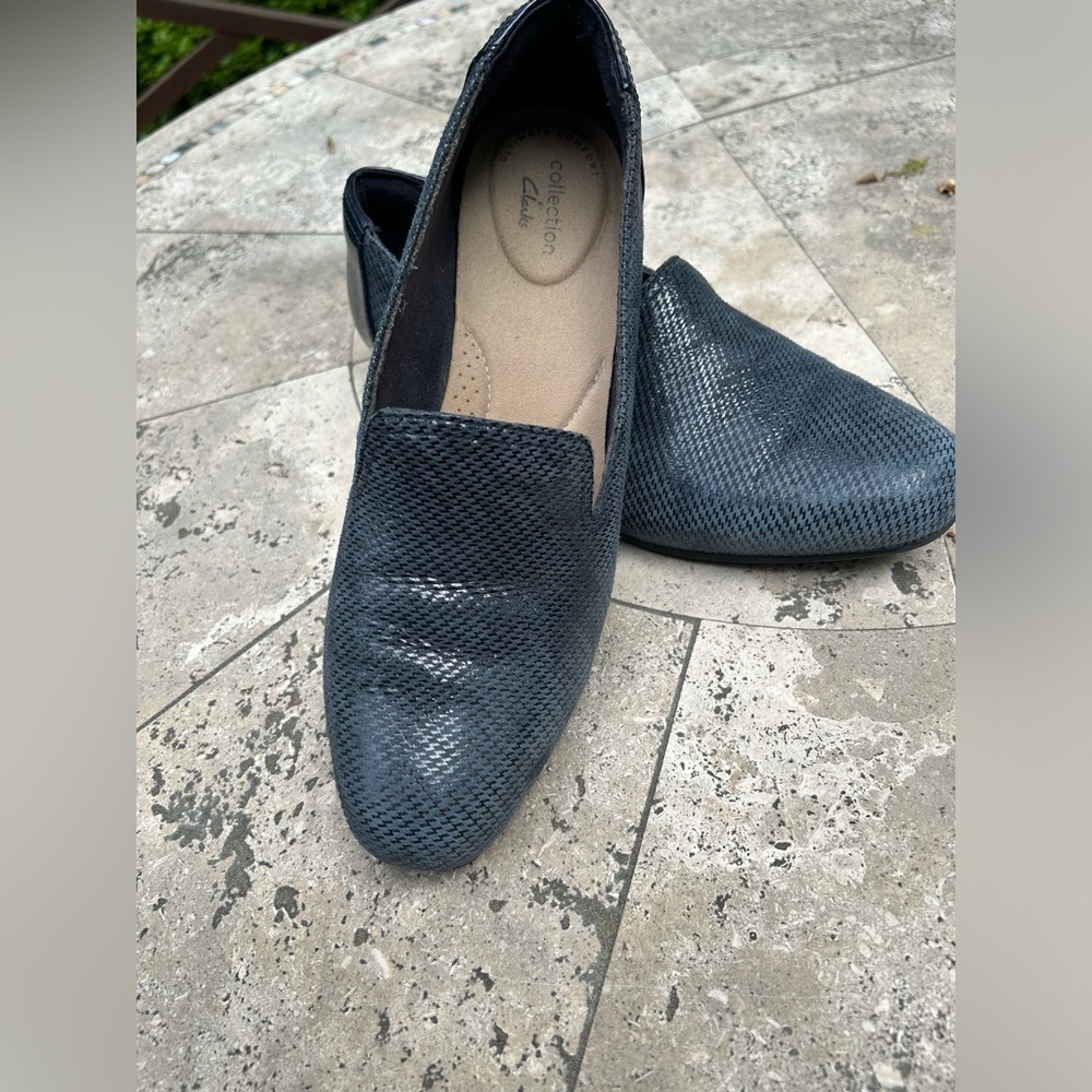 Clarks Navy Shoe.  Size: US8